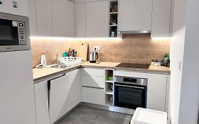 New 2022 Family&Friends Downtown Ac 3Br 2Ba Free Parking Big Balcony Near Metro&Train Station Self Check-In Apt
